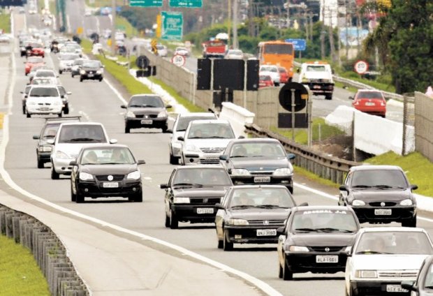 Feriadão deve ter mais de 200 mil veículos por dia nas estradas do Paraná