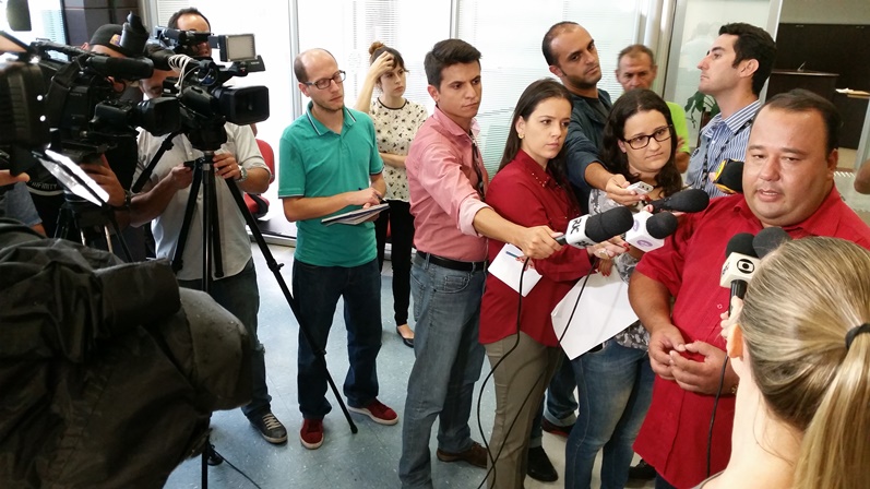 O Presidente do Sindimoc, Anderson Teixeira, deu entrevista coletiva após reunião no Ministério Público do Trabalho, com representantes do Setransp.