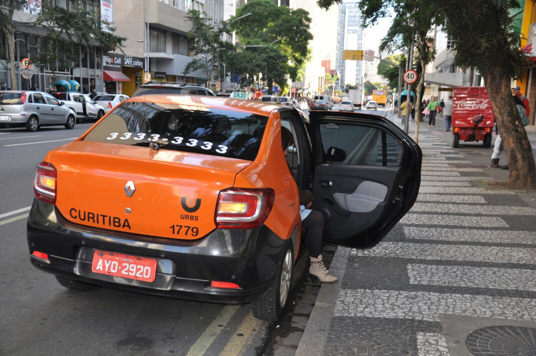 Taxistas realizam embarque e desembarque em local proibido ao longo da via exclusiva 