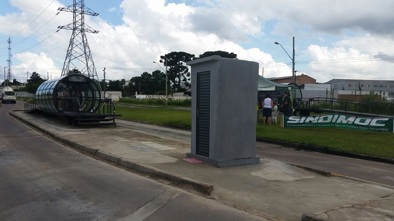 Banheiro construído pelos motorista e cobradores após três dias de obras