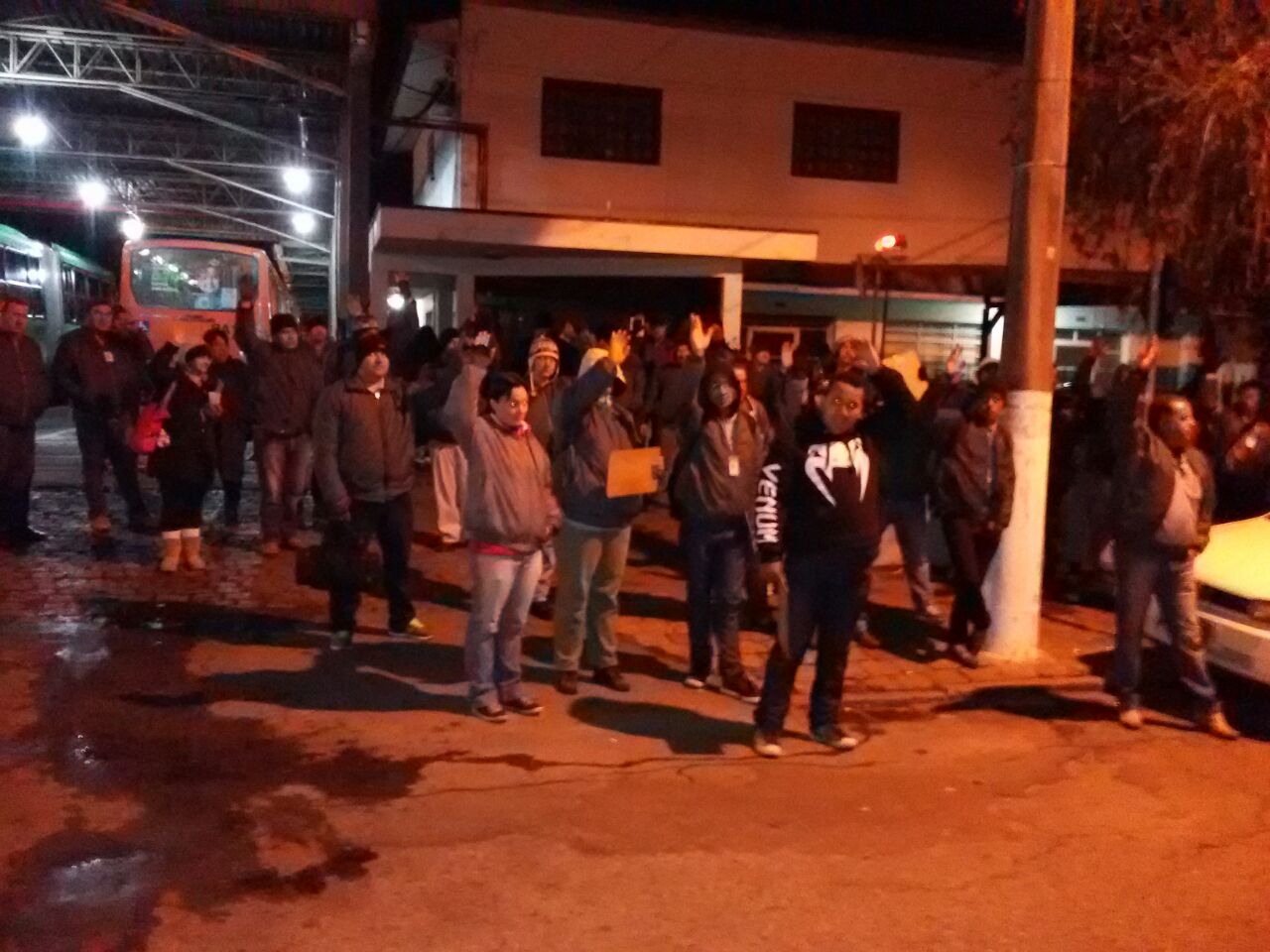 Trabalhadores foram unânimes na aprovação pela abertura do indicativo de greve, em assembleias realizadas nas portas das empresas na última terça-feira (16).