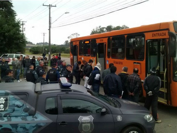 Dez passageiros foram roubados em um dos ônibus, na tarde de domingo (5). Arrastões têm sido constantes na capital, segundo a Guarda Municipal.