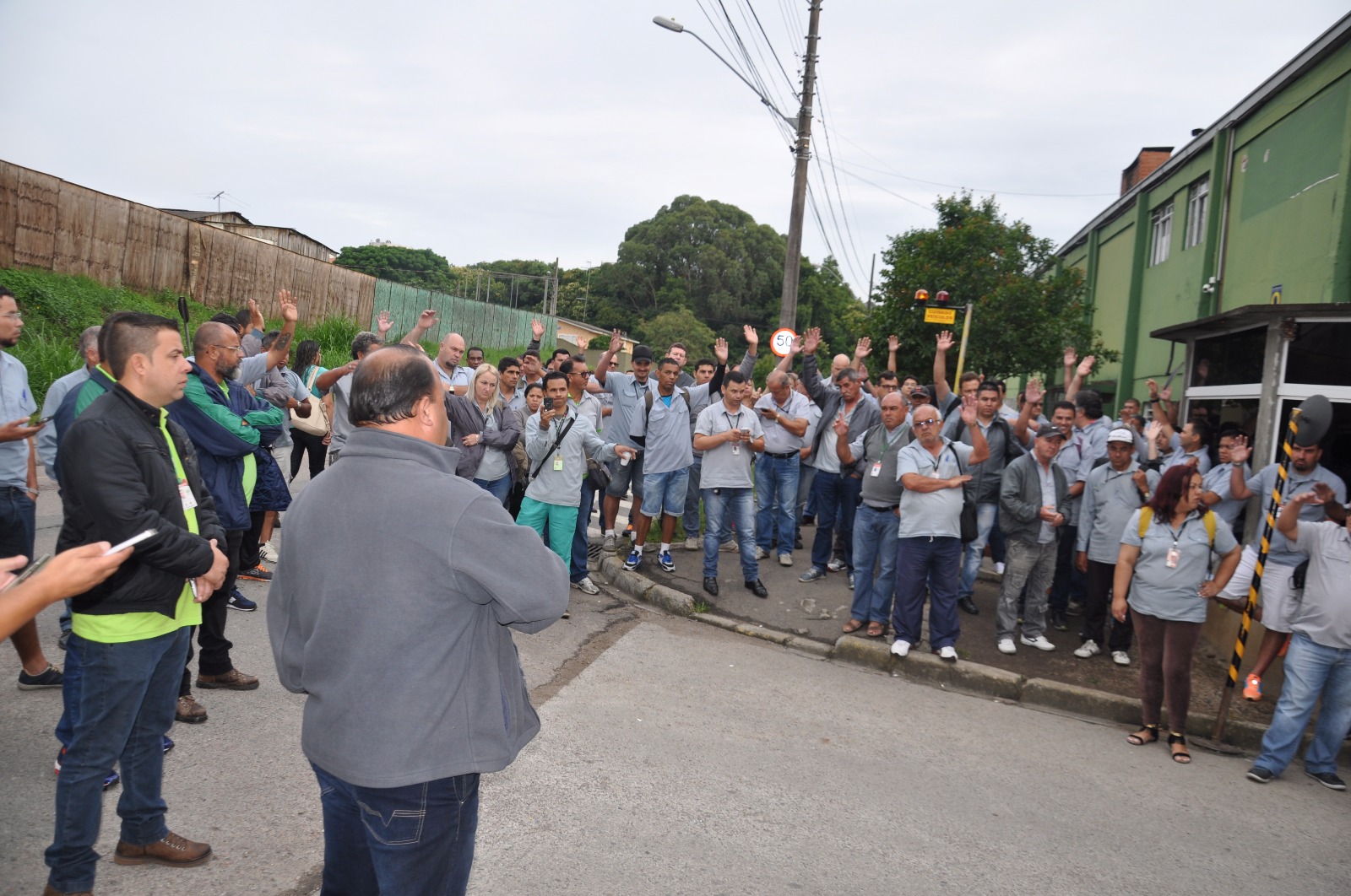 Trabalhadores da CCD não se acovardaram e foram pra luta!! Poucas horas depois, vale salarial atrasado estava na conta e greve era encerrada.