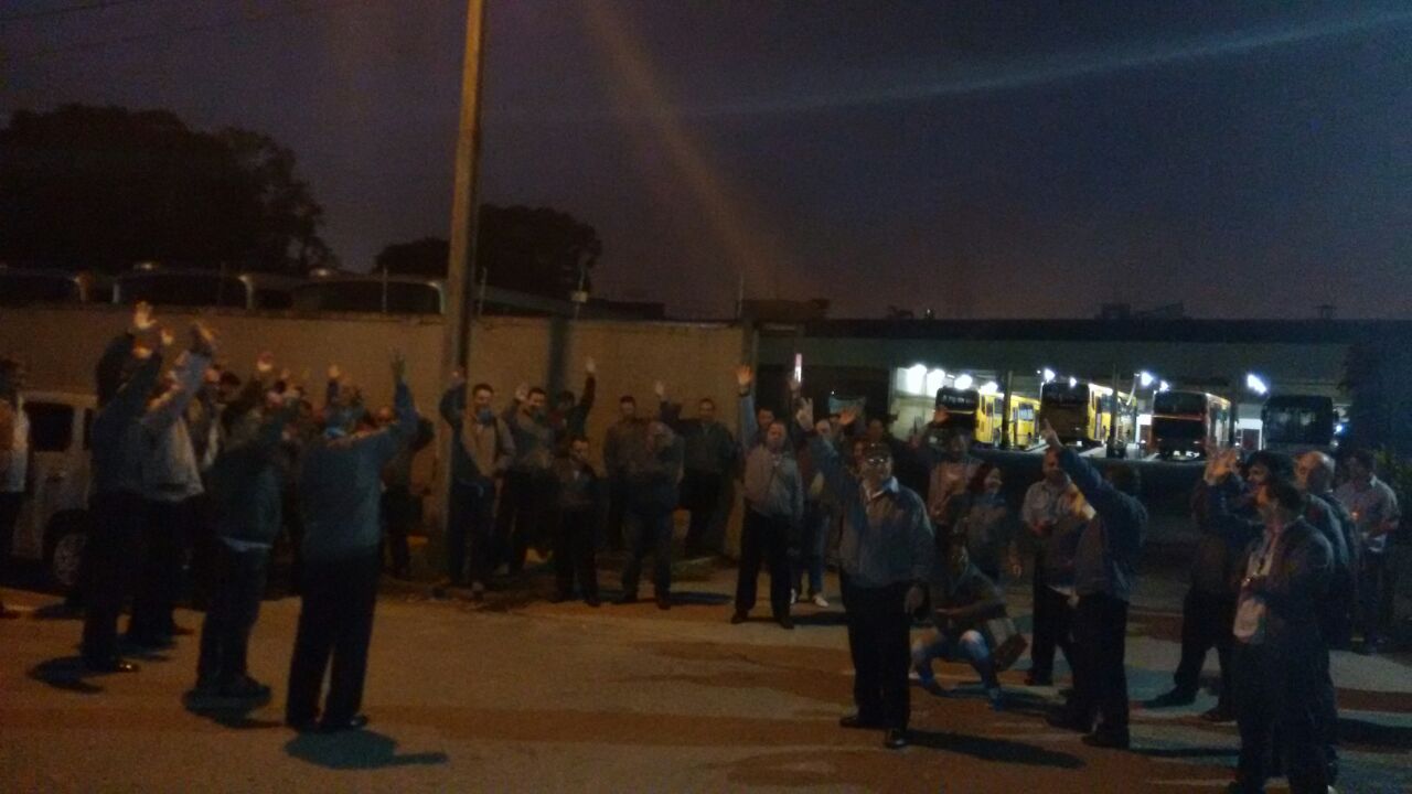 Hoje de manhã, motoristas definiram estrategicamente suspender a greve por 24 horas e apelar para o bom senso de prefeito, governador e empresários. 