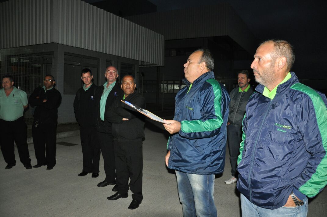 O companheiro Adão Farias, diretor do Sindimoc, fala sobre a luta pelos salários em dia com os trabalhadores da Araucária, na madrugada de hoje.  