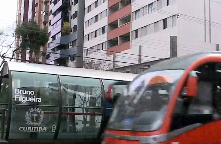 O MOTORISTA DE ÔNIBUS AGREDIDO QUERIA EVITAR UM ATROPELAMENTO. (FOTO: REPRODUÇÃO/RICTV)