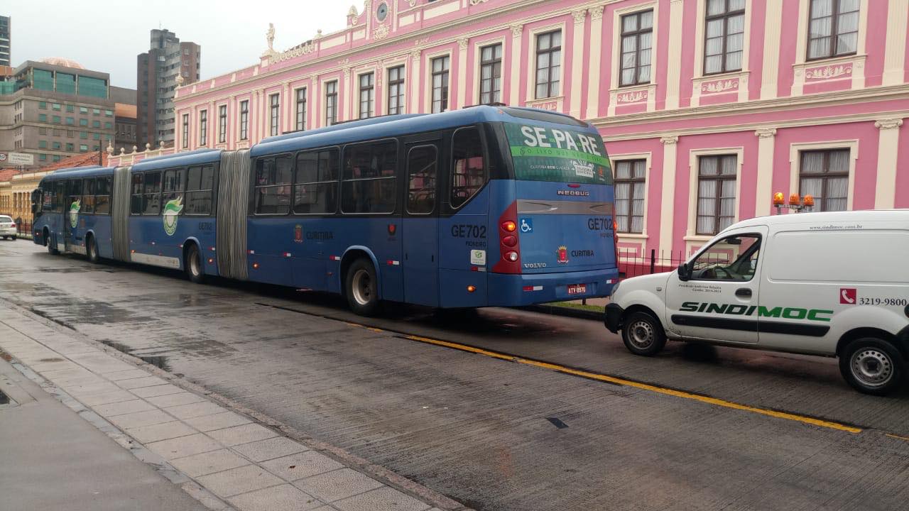 DAT Sindimoc atende ocorrência de acidente entre biarticulado e carro