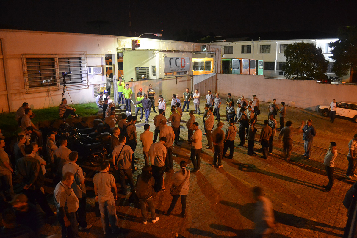 Motoristas e cobradores de empresa no Cristo Rei atrasam saída dos ônibus em protesto