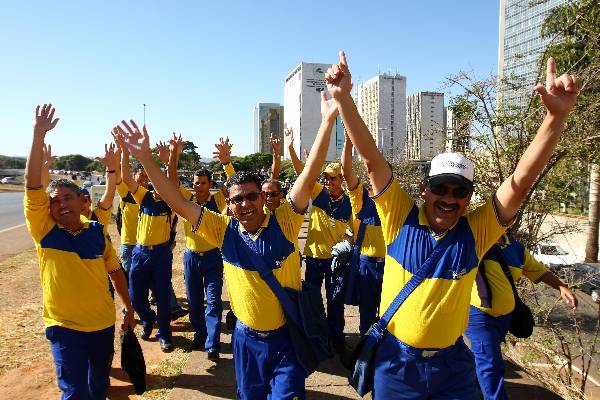 Trabalhadores dos Correios decidem se entram em greve a partir de amanhã