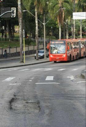 No meio da canaleta, muitos buracos