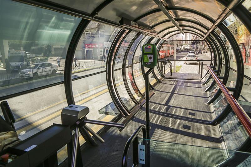 Estações-tubo Dom Pedro I e José Bettega voltam a receber passageiros, em Curitiba