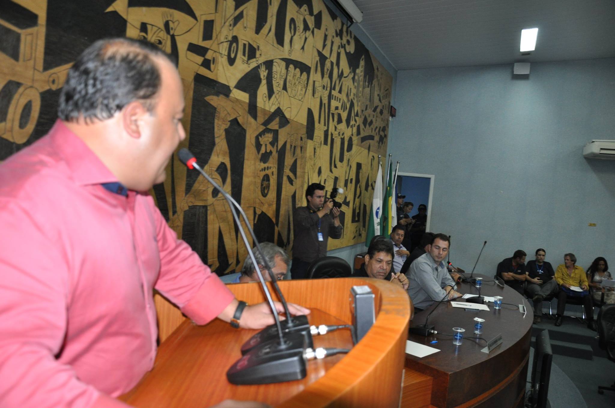 Motoristas e cobradores de Ponta Grossa paralisam atividades contra lei que extingue cobrador