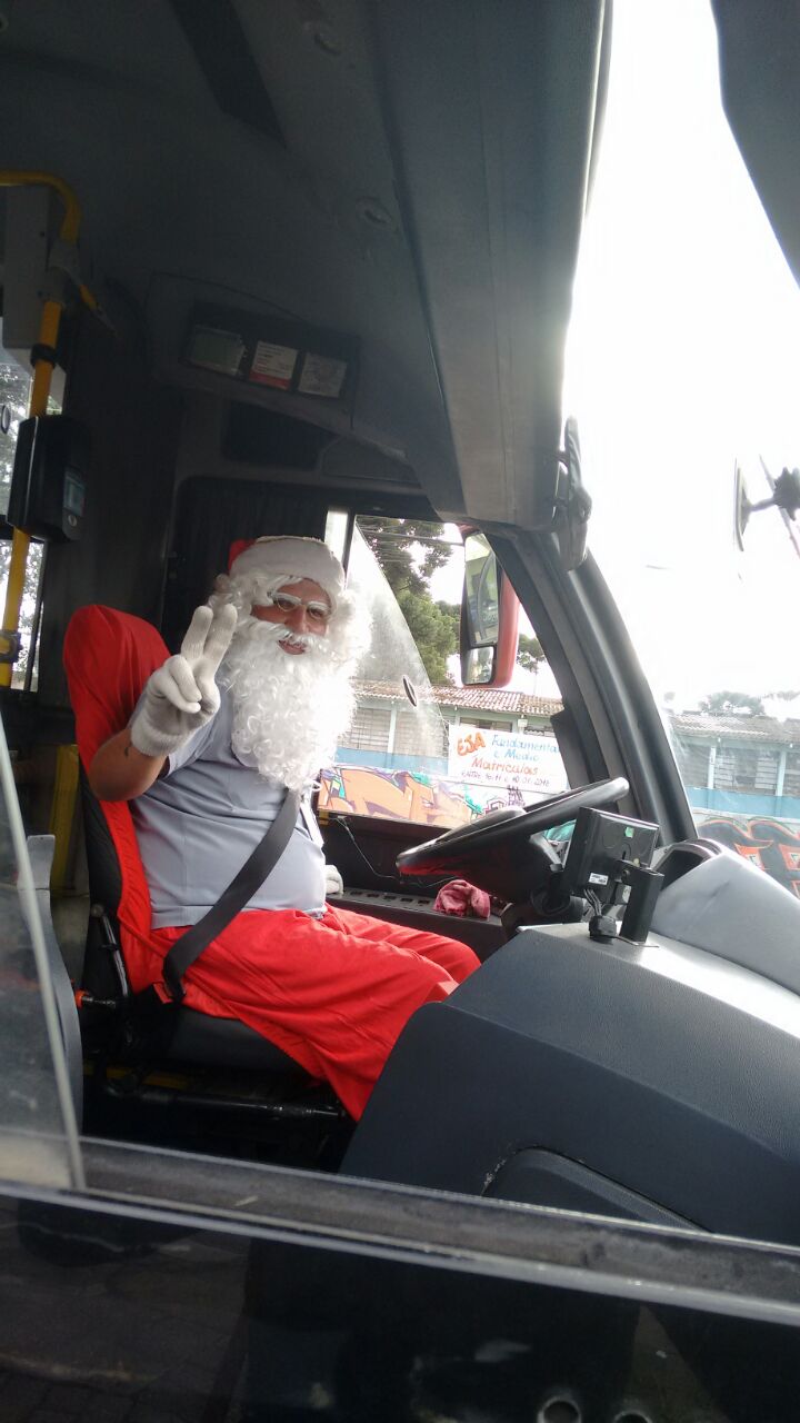 Motorista decora biarticulado e faz ação com crianças neste domingo (24)