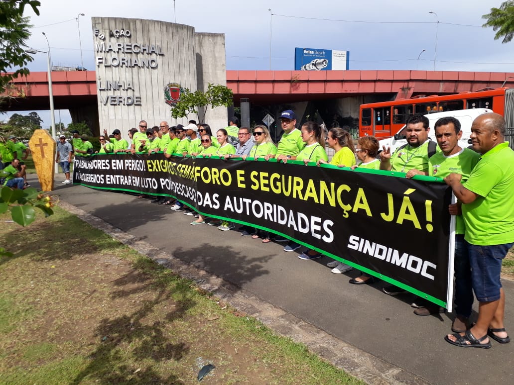 Motoristas e cobradores fecham BR por mais segurança na travessia