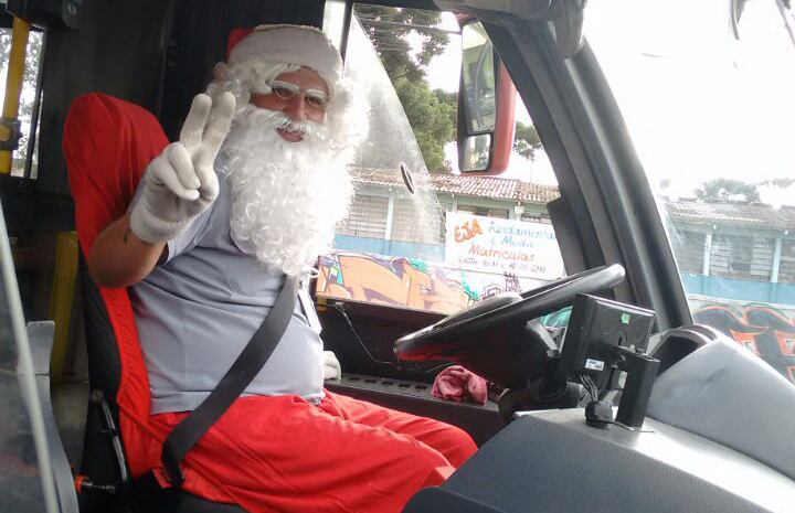 Motorista decora ônibus biarticulado e faz ação natalina