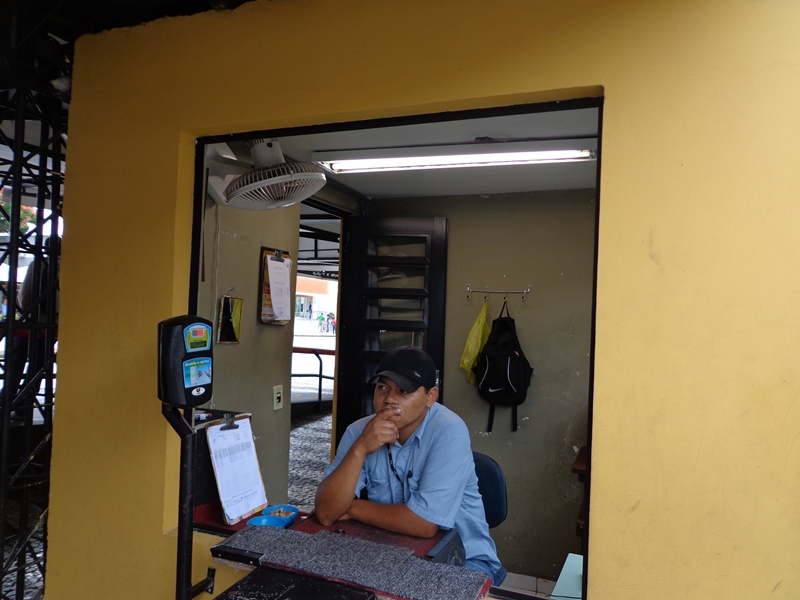 A pedido do Sindimoc, vidro é recolocado em guarita no terminal Portão