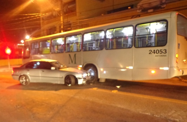 BMW bate em ônibus e cobrador é agredido