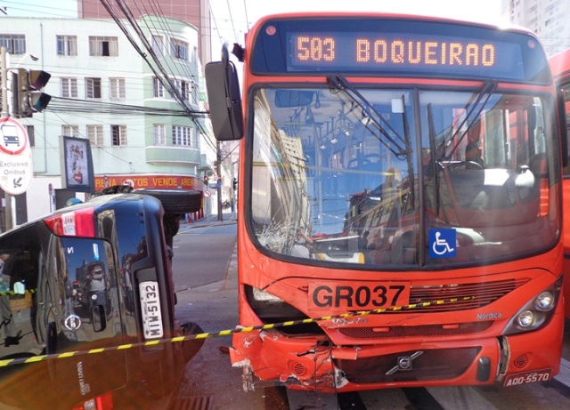 Proibição de Conversão mais uma vez é desobedecida e automóvel é atingido por ônibus