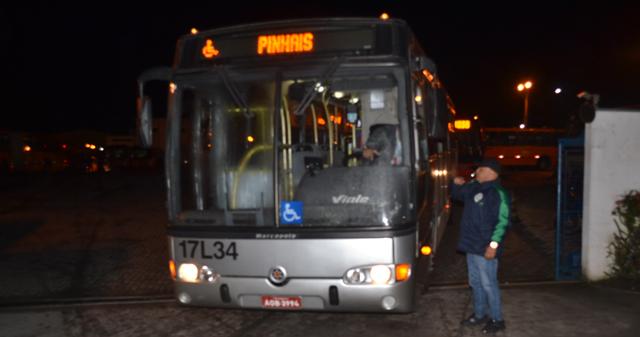 Sindimoc inicia a semana, reivindicando, em frente empresa de ônibus