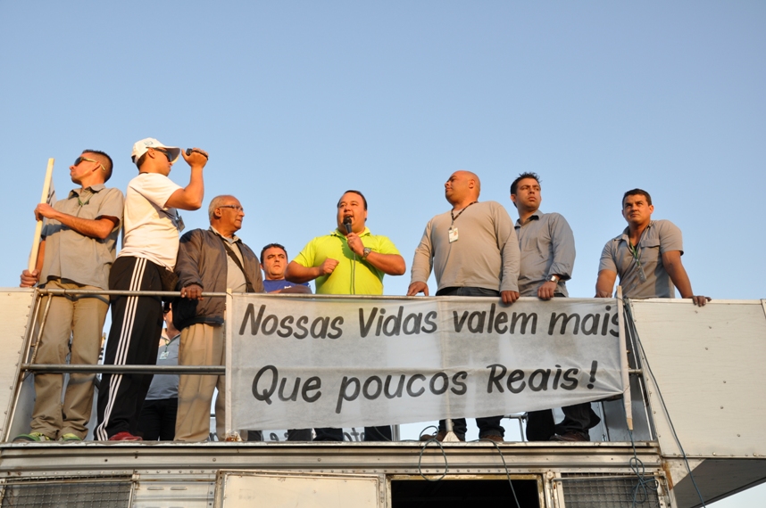 Chega de Injustiça !!!– Cobradores e Motoristas protestam contra demissão de colega na frente da Empresa.