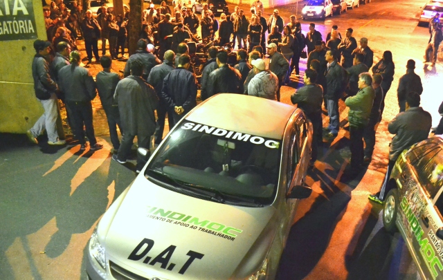 Sindimoc para defender a categoria, mais uma vez realiza assembleia na madrugada em frente  empresa