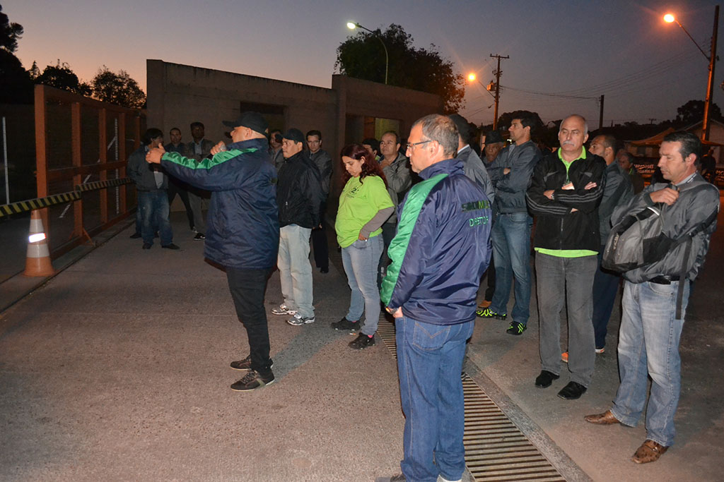Sindimoc se reuni na madrugada com trabalhadores da Auto Viação São José