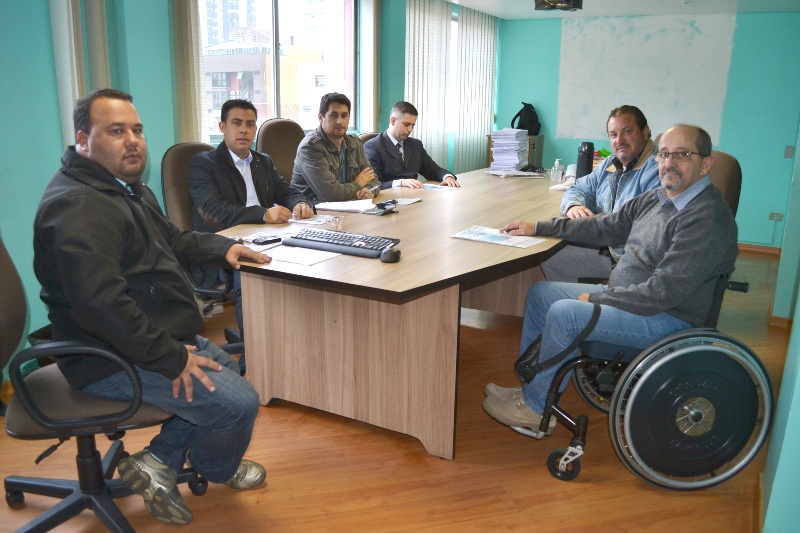 Sindimoc firma parceria com Associação dos Deficientes Físicos do Paraná