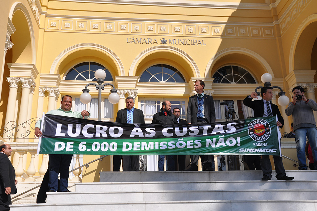 Cobradores protestam em Curitiba