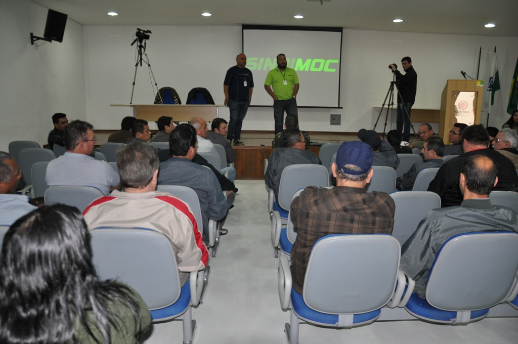 Trabalhadores participam de assembleia e discutem a Dupla Função