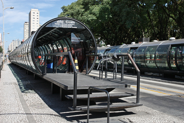 Justiça determina instalação de banheiros e ar condicionado em estações tubo 