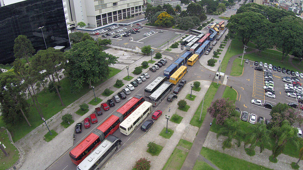 Buzinaço em frente ao Palácio Iguaçu exige solução definitiva: Queremos salários em dia sempre!