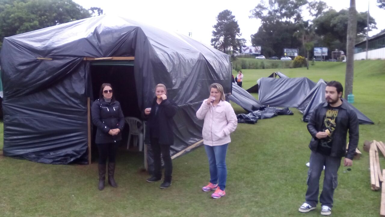 27/04/2015 - Há um ano motoristas e cobradores de Araucária acamparam ao lado de terminal em nome de direitos e saíram vitoriosos