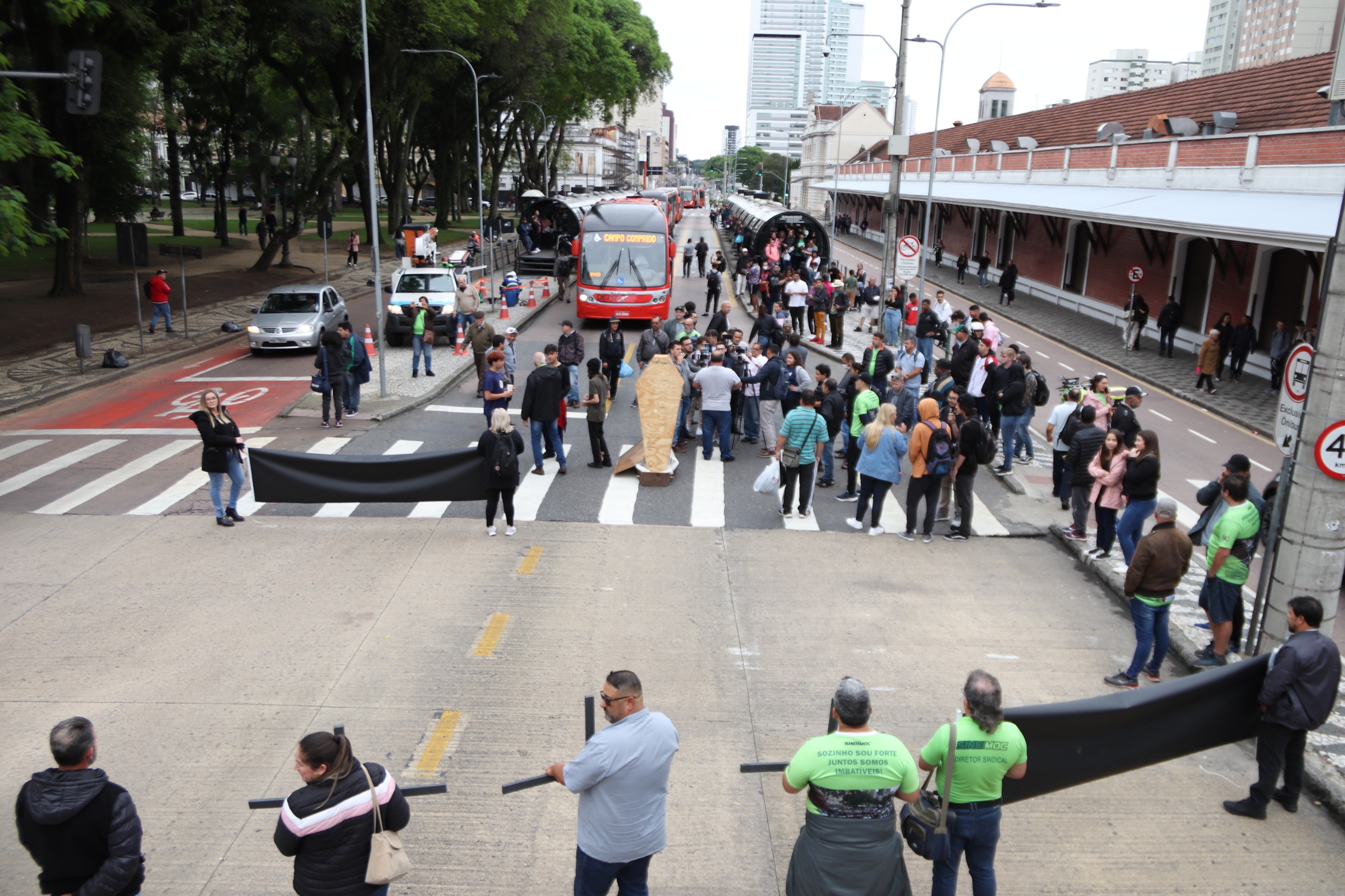 Manifestação na canaleta em frente ao Shopping Estação: protestamos hoje contra as perigosas 