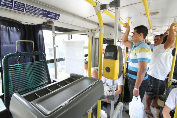 Ônibus sem cobrador é bom só para empresas