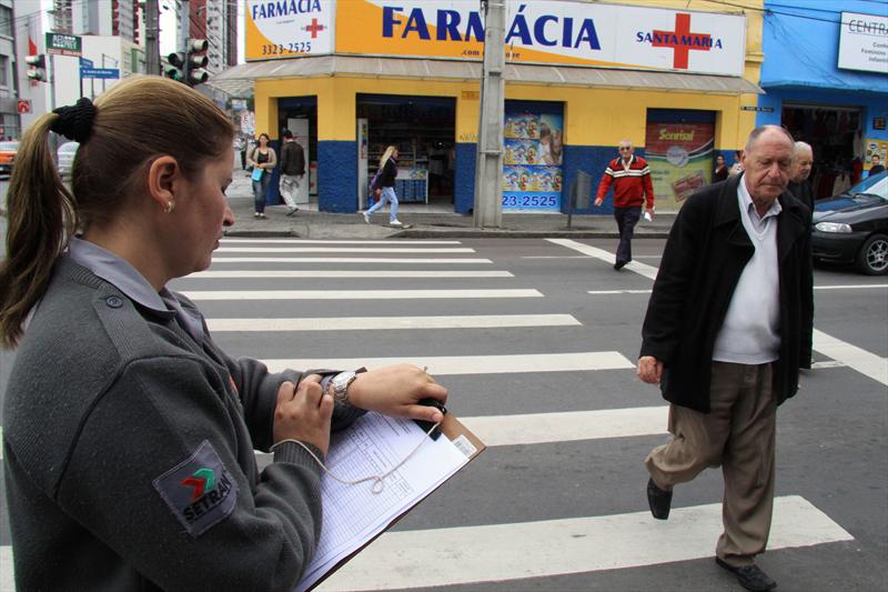 Setran faz pesquisa para aumentar tempo de semáforo para idosos