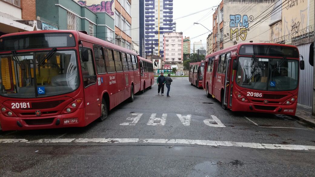 Trabalhadores da viação São José paralisam linhas em protesto contra desrespeito à lei da dupla função