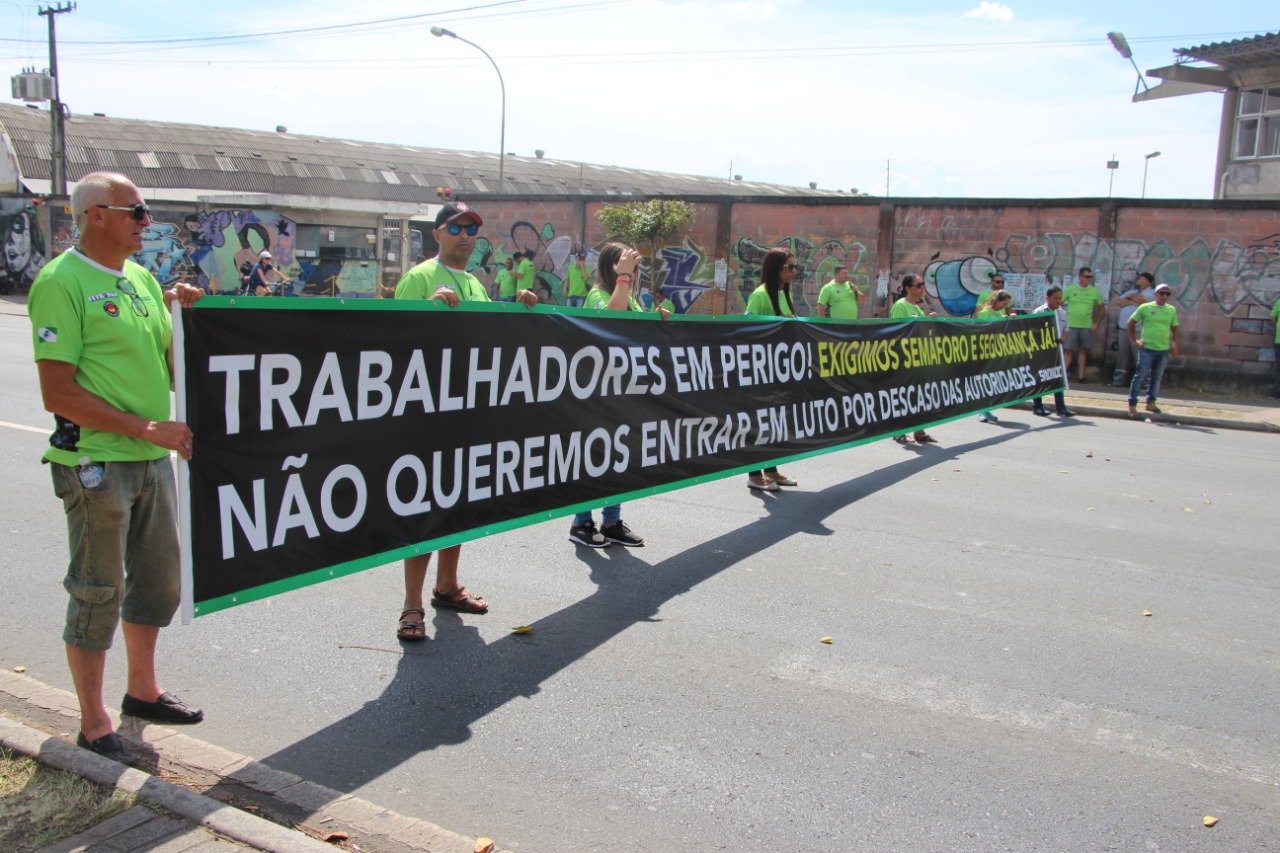 Motoristas e cobradores fecham BR por mais segurança na travessia