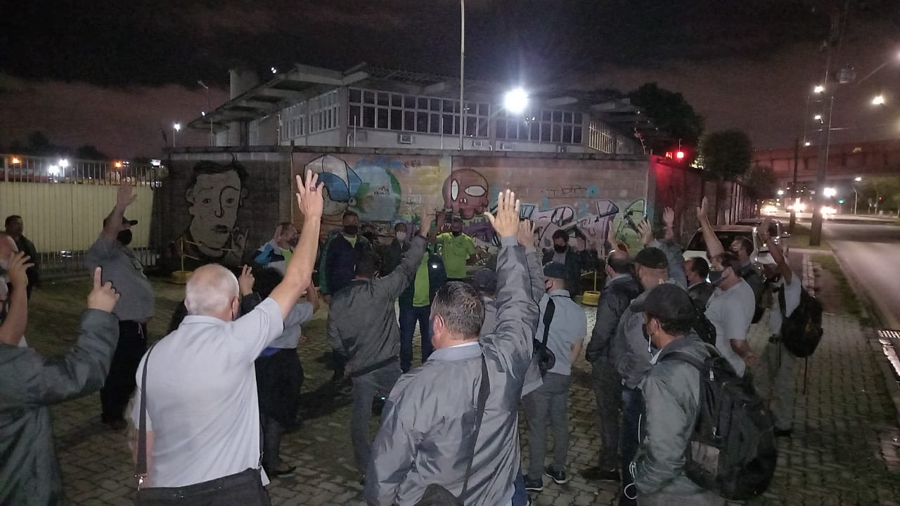 Empresas de ônibus não pagam adiantamento quinzenal e Sindimoc realiza assembleia