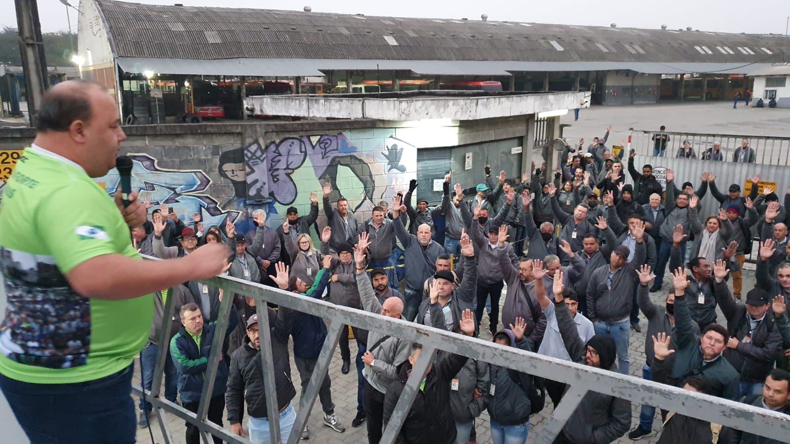 Motoristas e cobradores aprovam indicativo de greve geral no transporte urbano de Curitiba