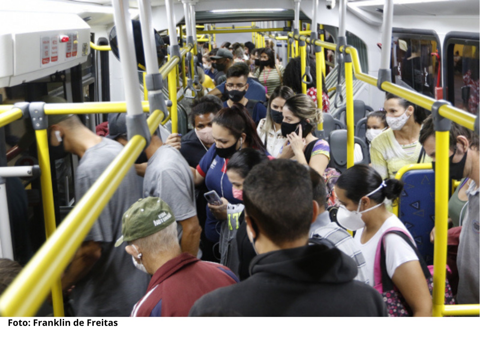 TCE diz que ônibus circulam cheios na bandeira vermelha. Prefeitura contesta