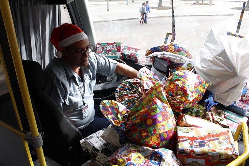 Motorista e passageiros fazem amigo secreto solidário dentro de ônibus