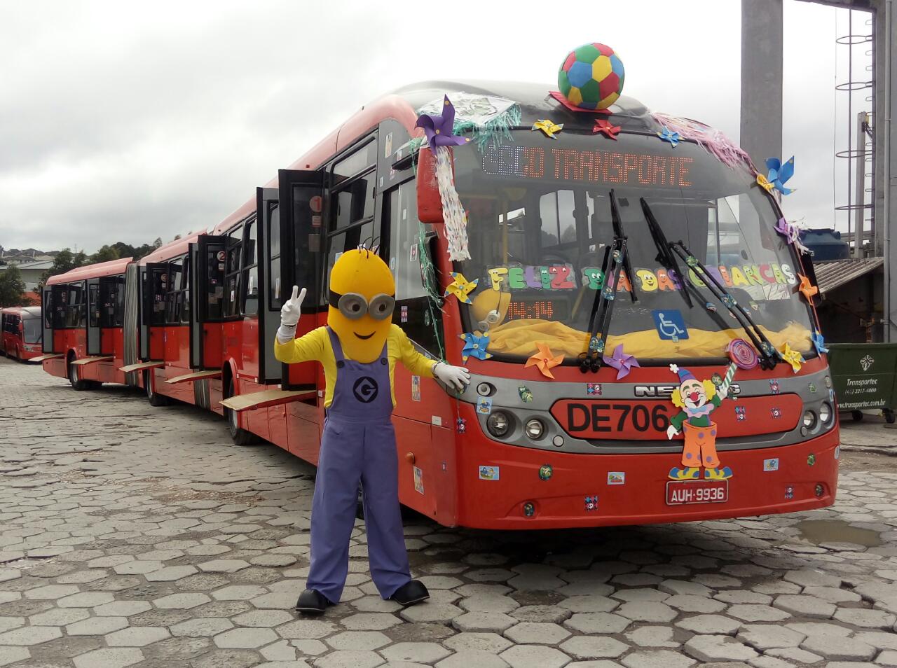 Associado do Sindimoc faz alegria das crianças em biarticulado