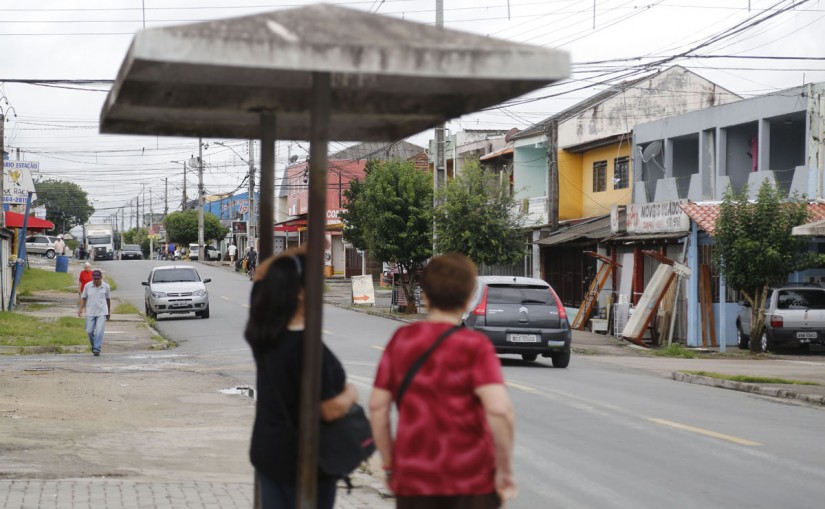 Vítimas são obrigadas a deitar no chão em ponto de ônibus em mais um arrastão