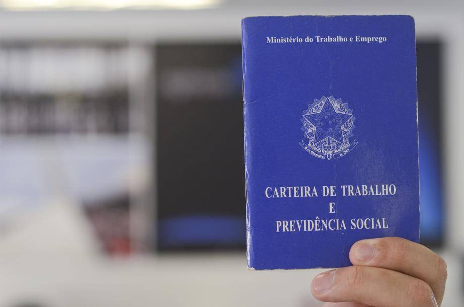 Mais de 3,3 milhões buscam emprego há mais de dois anos e situação não melhora antes de 2020