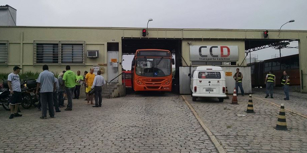 Empresa de ônibus atrasa pagamento do cartão alimentação