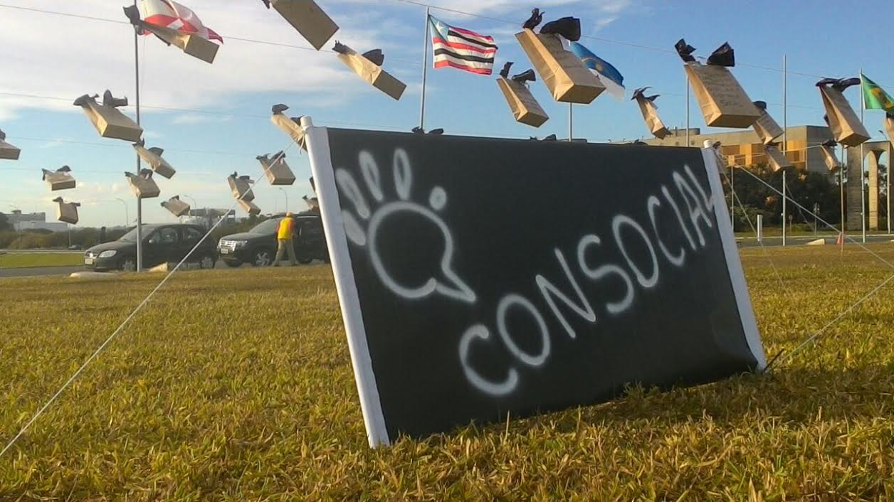 Manifestantes realizam protesto em frente ao Congresso contra a construção do 