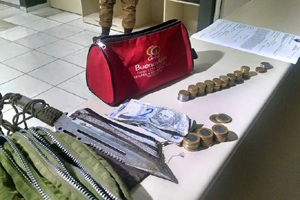 Com porrete na mão, cobrador vai atrás de ladrões de estação-tubo e ajuda PM a prendê-los