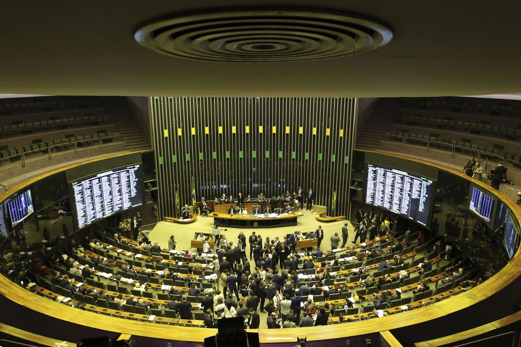 Câmara aprova reduzir de 20 para 15 anos tempo mínimo de contribuição para homens