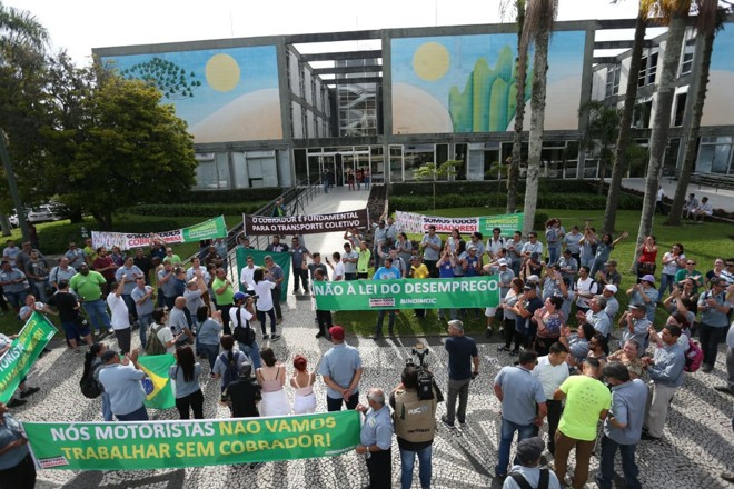 Professor de Economia da UFPR critica Lei do Desemprego, entrevista com Lafaiete Neves