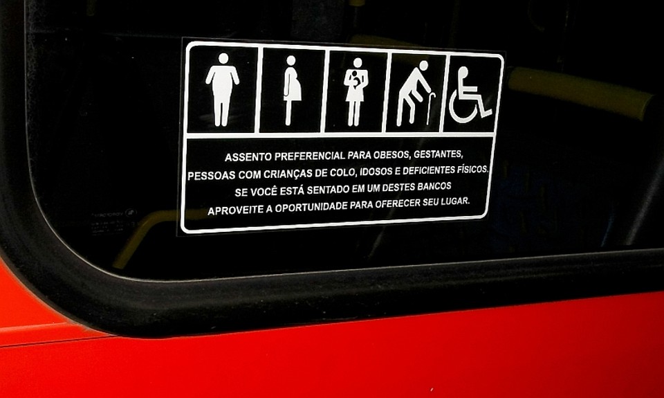 Motorista de ônibus ameaça dar seu lugar a cego que seguia viagem em pé